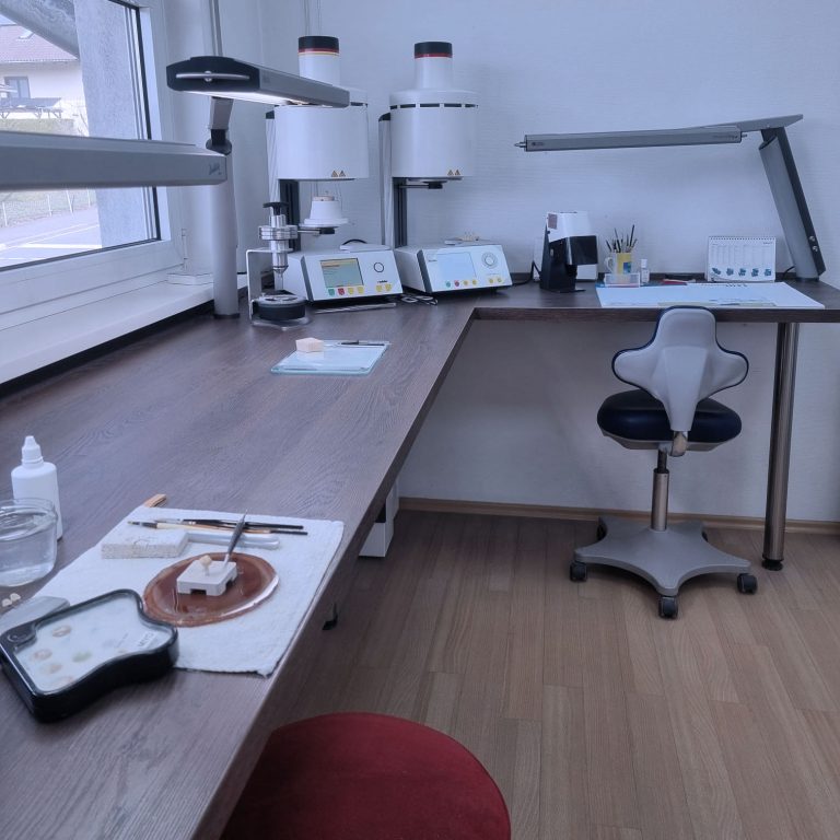 arbeitsplatz zahntechniker 1 768x768
